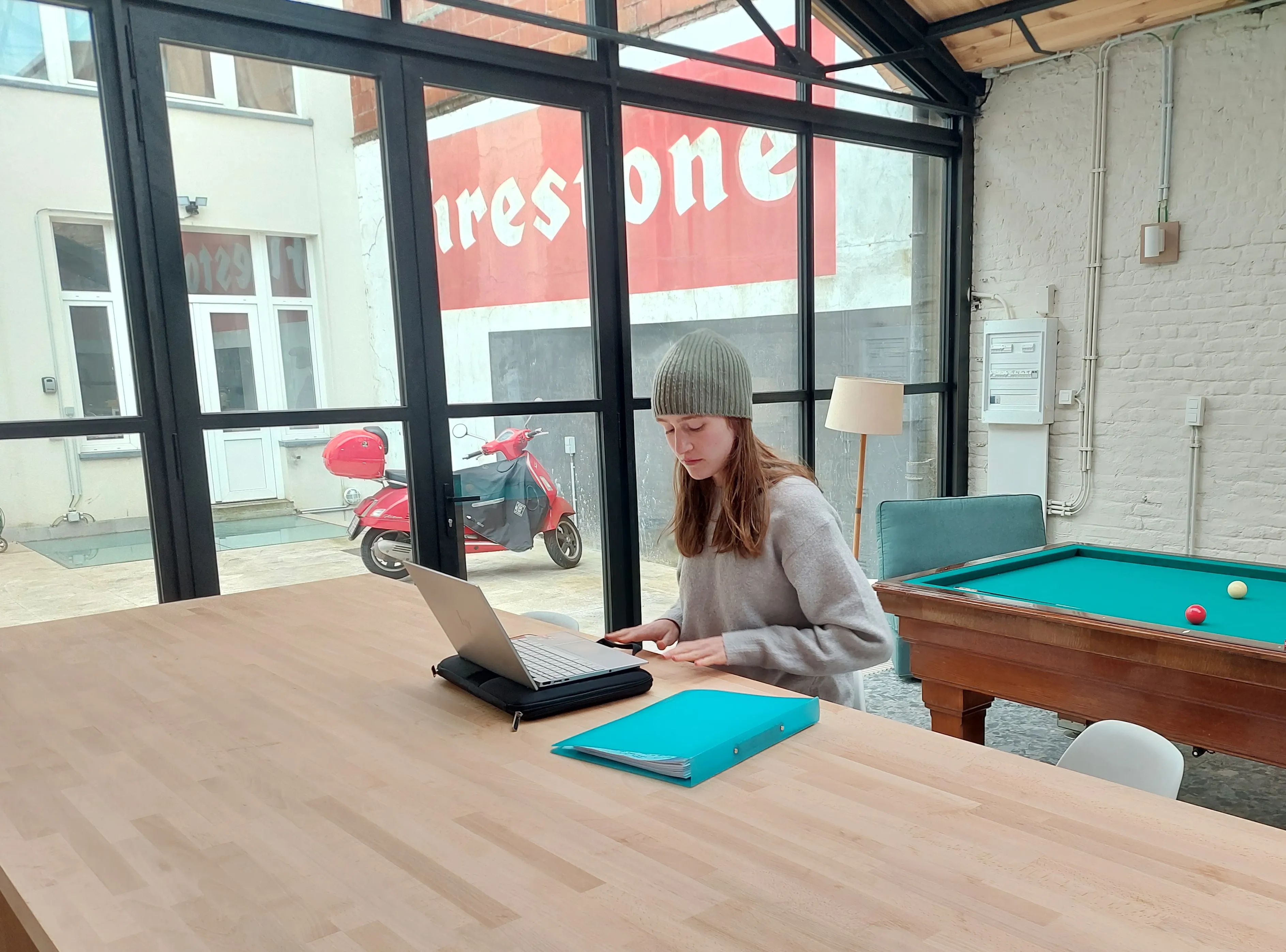 Coworker aan het werk in de loungeruimte
